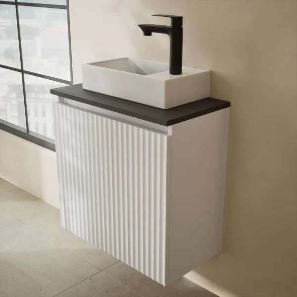 Lavabo de 55 cm en blanco mate, grifería y accesorios en negro mate