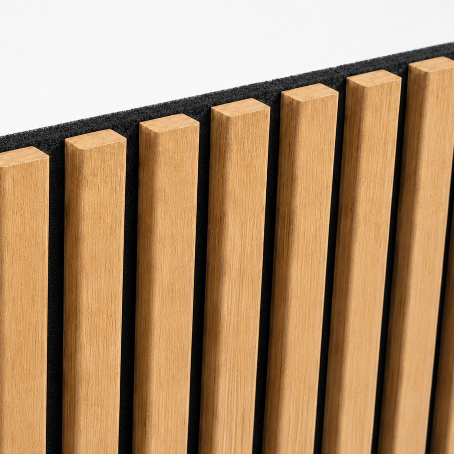 Nahaufnahme der MDF-Latten und schwarzen Filzplatte